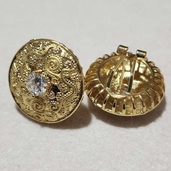 Elegant 18K Gold Stud Earrings with Crystal Accent - Picture 3 of 4